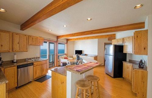 Shelter Cove Condo | Amazing 2 bedroom by OceanviewHotTubs Tesla charging Shelter Cove Oceanfrontn