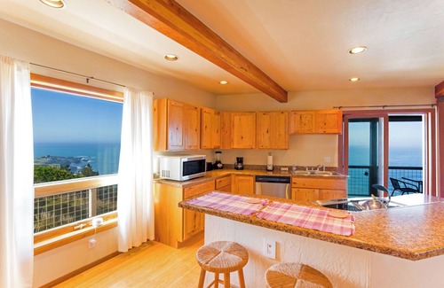 Shelter Cove Condo | Amazing 2 bedroom by OceanviewHotTubs Tesla charging Shelter Cove Oceanfrontn