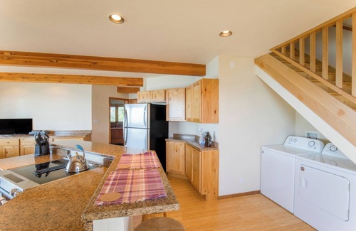 Shelter Cove Condo | Amazing 2 bedroom by OceanviewHotTubs Tesla charging Shelter Cove Oceanfrontn