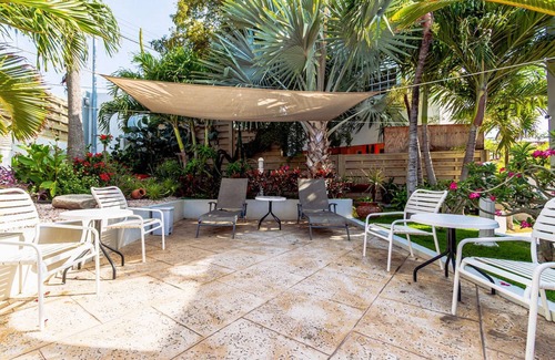 Boegoeroei Apartment | Amazing 2BR 1BA w Pool Close to the Beach BBQ