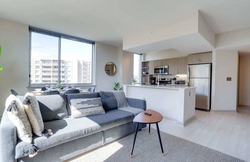 Crystal City Apartment | Amazing 2BR Apartment @Crystal City WRooftop