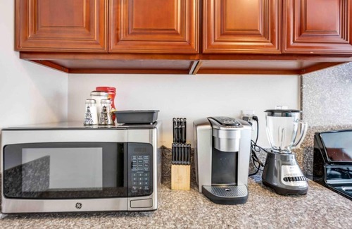 Riverside Apartment | Amazing 3 BD Condo Near UC Riverside - Shared Pool