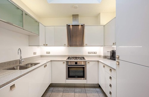 London City Centre Apartment | Amazing 3 bedroom house in the heart of Belgravia with a Terrace and AC. Perfect for a London experience