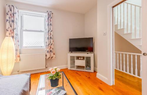 Southfields Apartment | Amazing 3BR Apartment near Wimbledon Park & Tube