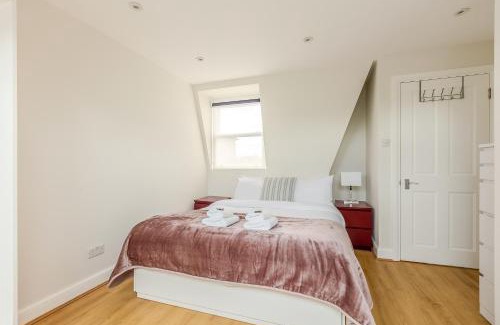 Southfields Apartment | Amazing 3BR Apartment near Wimbledon Park & Tube