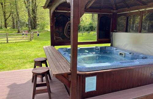 Baring House | Amazing 4BDR Mountain Vacation Home on Skykomish River