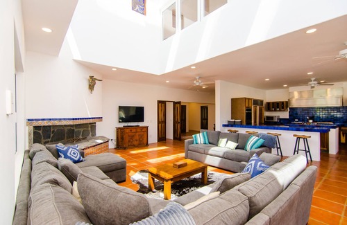 Campo de Golf Fonatur House | Amazing 6,000 sqft house sleeps 10, walk to Beach, Shops and Restaurants