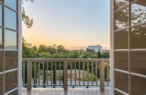 Sherman Oaks Villa | Amazing 6BR Villa w/Home Theater,Pool & Basketball