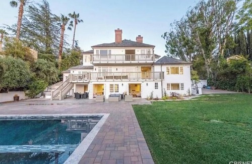 Sherman Oaks Villa | Amazing 6BR Villa w/Home Theater,Pool & Basketball