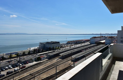 Alfama Apartment | Amazing apartment for groups on the 7th floor with river view