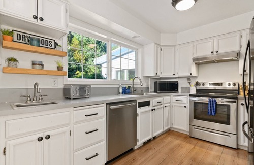 Oregon Coast House | Amazing Bay Views, All Bedrooms w/En-Suite Bathrooms, Hot Tub, Fire-Pit, Bocce Ball, Cornhole, BBQ