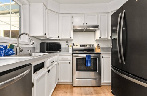 Oregon Coast House | Amazing Bay Views, All Bedrooms w/En-Suite Bathrooms, Hot Tub, Fire-Pit, Bocce Ball, Cornhole, BBQ
