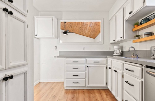 Oregon Coast House | Amazing Bay Views, All Bedrooms w/En-Suite Bathrooms, Hot Tub, Fire-Pit, Bocce Ball, Cornhole, BBQ
