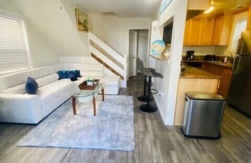 West Newport House | AMAZING Beach Escape - Beautiful 3 BD/2 BA-Bikes-BBQ-Umbrellas-Chairs-Balls-MORE