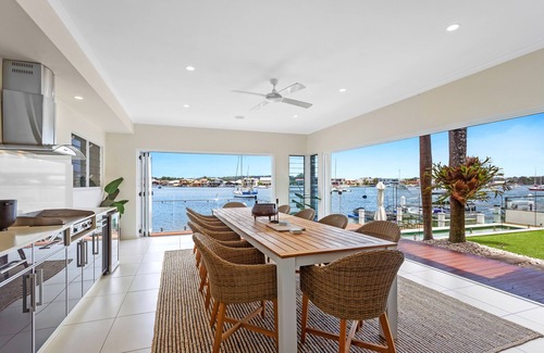 Minyama House | Amazing Canal House with Private Jetty, Gym & Pool