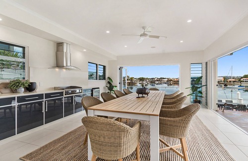 Minyama House | Amazing Canal House with Private Jetty, Gym & Pool