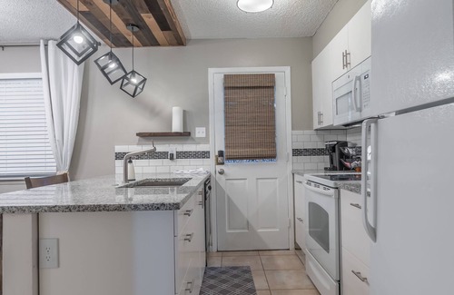 Leon Valley House | Amazing & Comfortable B&B, Rustic & Inviting Feel, NEW BIG A/C Unit and more