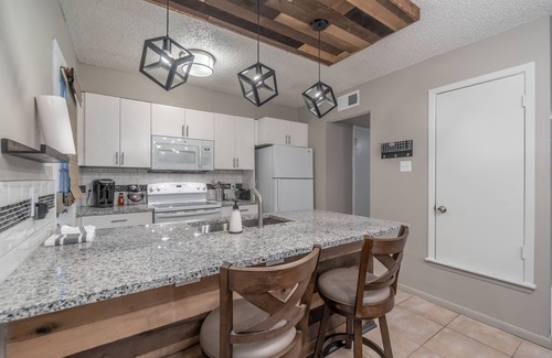 Leon Valley House | Amazing & Comfortable B&B, Rustic & Inviting Feel, NEW BIG A/C Unit and more