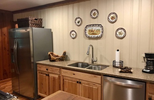 Franklin House | Amazing Creekside Mountain Retreat! Hot Tub, 2 Firepits & Starlink WiFi!