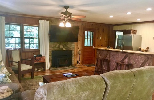 Franklin House | Amazing Creekside Mountain Retreat! Hot Tub, 2 Firepits & Starlink WiFi!