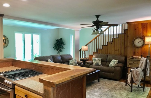 Franklin House | Amazing Creekside Mountain Retreat! Hot Tub, 2 Firepits & Starlink WiFi!