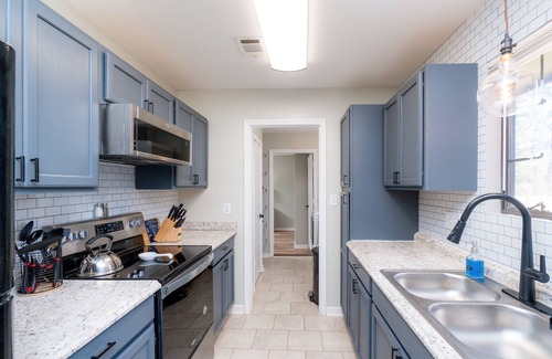 Warner Robins House | AMAZING for Large Groups or Crews- 7 beds/4 bedrooms