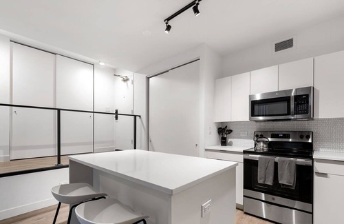 Rush and Division Apartment | ☀️Amazing Gold Coast Apt w/ Rooftop Pool & Gym☀️