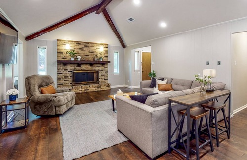 Bellville House | Amazing Home & Guest House on 14 Acres - Vineyards, Pond & Trails