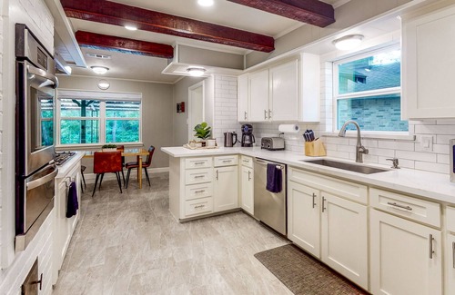 Bellville House | Amazing Home & Guest House on 14 Acres - Vineyards, Pond & Trails