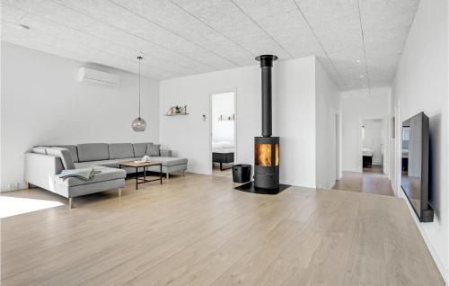 Hvidbjerg Strand House | Amazing Home In Børkop With Wifi