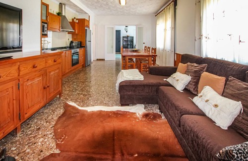 Deltebre House | Amazing home in Deltebre with kitchen