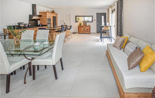 Robion House | Amazing Home In Robion