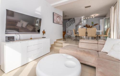 Martinscica House | Amazing Home In Martinscica