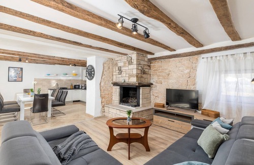 Modrusani House | Amazing home in Modrusani with WiFi