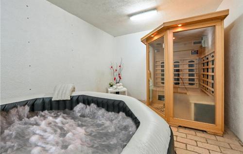 Sveti Ivan Zelina House | Amazing Home In Susobreg With Wifi