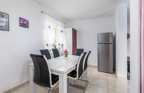 Fazana House | Amazing home in Valbandon with WiFi