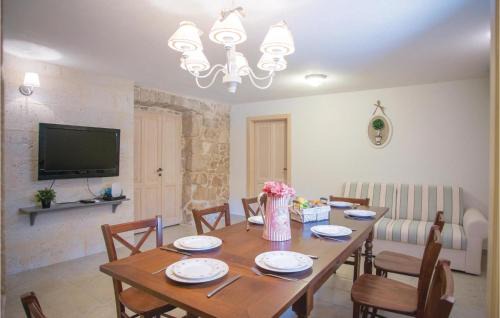 Zagvozd House | Amazing Home In Zagvozd With Jacuzzi