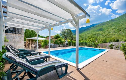 Zagvozd House | Amazing Home In Zagvozd With Jacuzzi