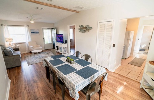 Palm Valley House | Amazing Home*Hot Tub*Beaches* Mins to Mayo Clinic