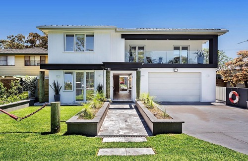 Shoal Bay House | Amazing home with swimming pool, close to Shoal Bay Beach!