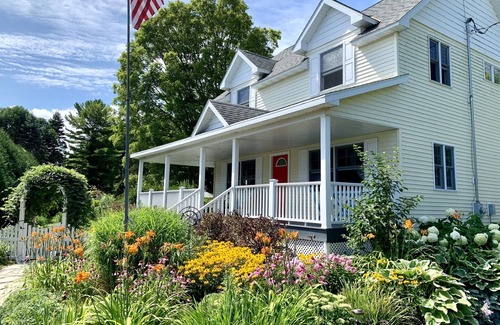 Baileys Harbor Cottage | Amazing House, Amazing Garden, Downtown