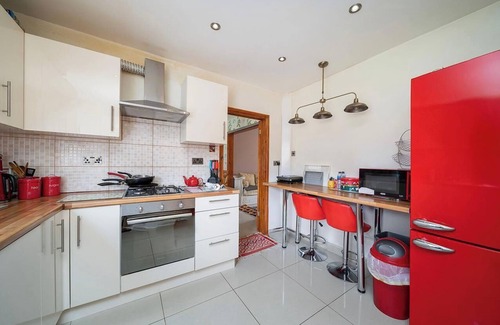 Havering House | Amazing House With Garden and Parking