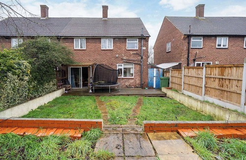 Havering House | Amazing House With Garden and Parking