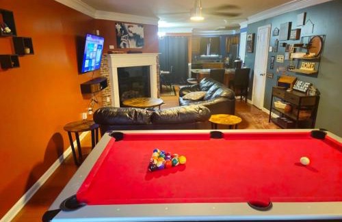Atlanta House | Amazing Large 3 Bed house with King Bed less than 10 miles to DTWN