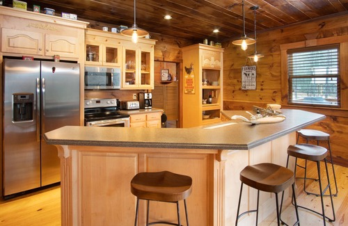 Blue Ridge Cabin | Amazing Luxury Getaway ~ 100 Feet on the Toccoa River ~ Hot Tub ~ Great Fishing