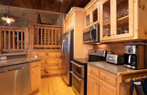 Blue Ridge Cabin | Amazing Luxury Getaway ~ 100 Feet on the Toccoa River ~ Hot Tub ~ Great Fishing