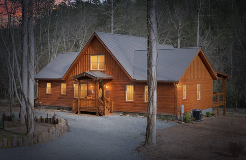 Blue Ridge Cabin | Amazing Luxury Getaway ~ 100 Feet on the Toccoa River ~ Hot Tub ~ Great Fishing
