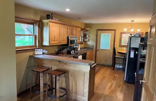 Great Valley Cabin | Amazing Mountain View Chalet 1 Minute from Slopes