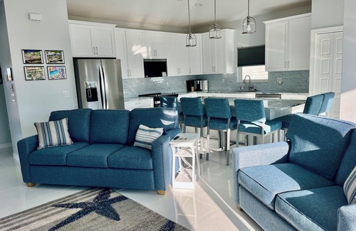 Fort Myers Beach House | Amazing New Pool/Canal 3 King,1 Queen sofa bed,2 Bath,Near Beach+Times Square