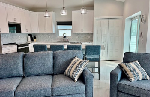 Fort Myers Beach House | Amazing New Pool/Canal 3 King,1 Queen sofa bed,2 Bath,Near Beach+Times Square